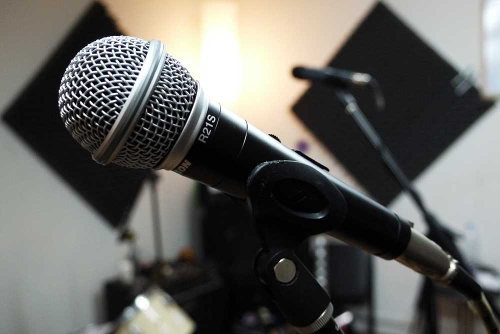 dynamic mics in studio