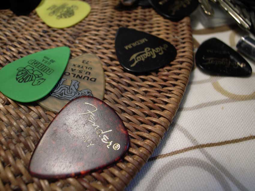 An array of pick types and gauges.