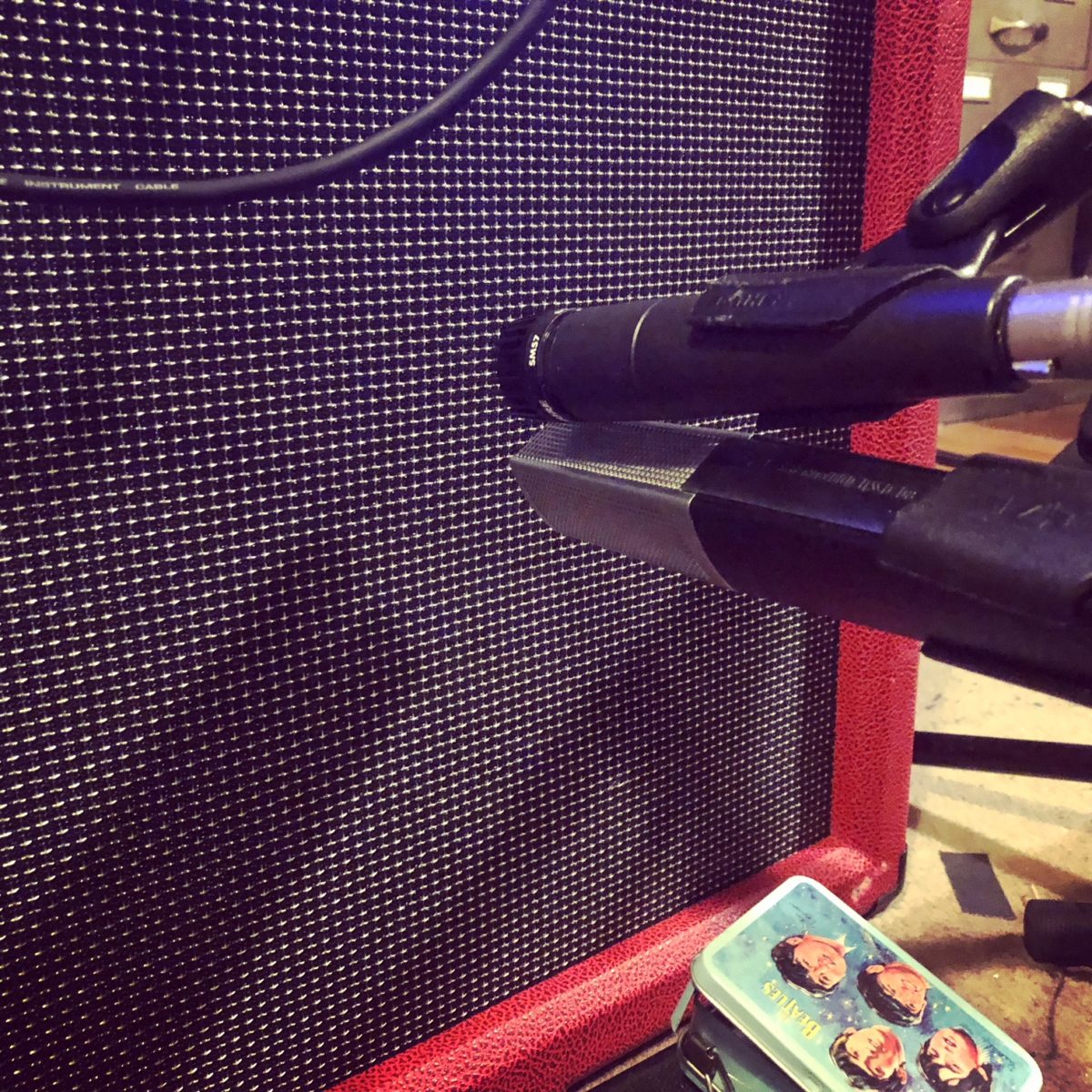 Placement of the SM57 and MD441 on guitar cabinet