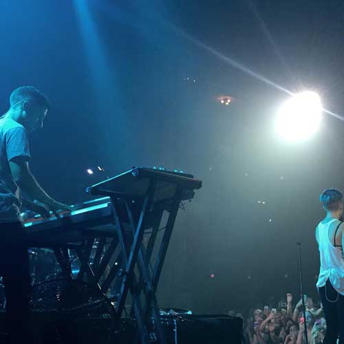 Spero accompanying Halsey at the Vic Theatre in Chicago