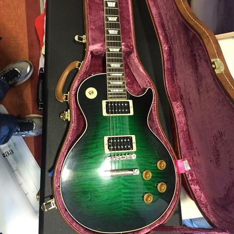 A shot of the prototype Les Paul R9 in Anaconda Burst that caused much fan speculation last year