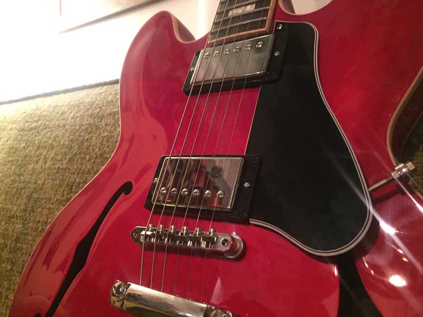 Gibson ES-335 with passive MHS Humbuckers.