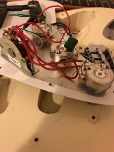 Internal wiring of electric guitar blend potentiometer connected with red and green wires.