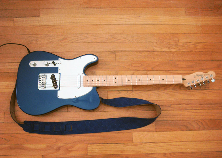 ELECTRIC GUITAR FOR LEFT-HANDED PERSON
