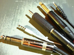 Three audio cable connectors display the differences between TS, TRS, and TRRS jack types.